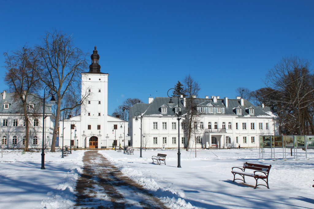białe budynki zimą
