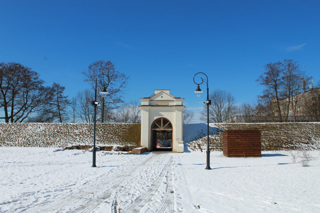 brama w wale zimą
